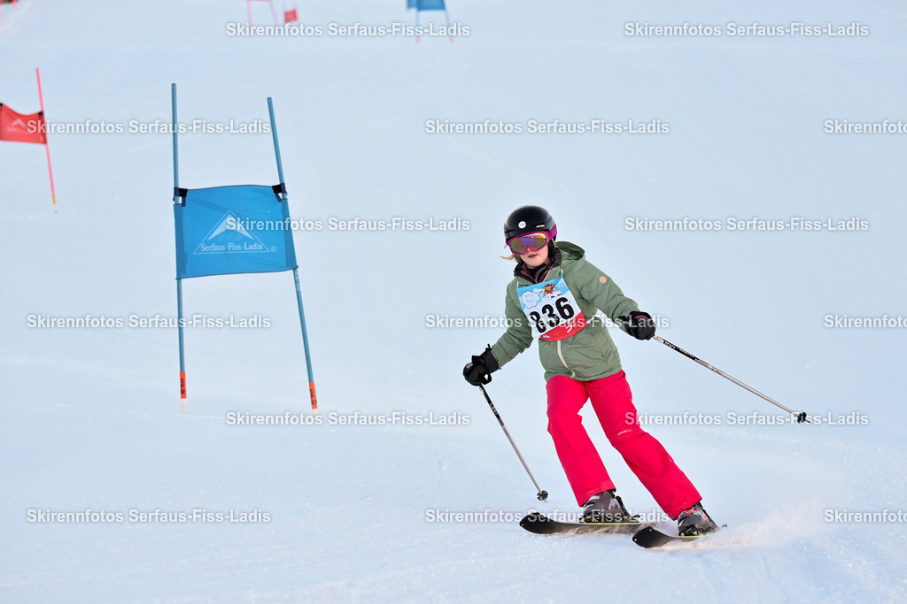 SRF_25.12.2025_0116 | Skirennfotos,Serfaus,Fiss,Ladis,Kinderskirennen,Winter,Tirol,Oberland,skirace,SFL,feelfree,weil wir's genießen,ski,Ski,skifahren,Sonnenplateau, - Realisiert mit Pictrs.com
