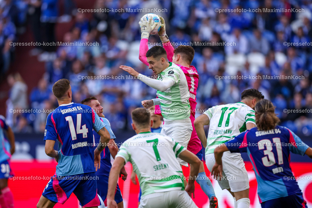 Schalke26102402204 | 26.10.2024, Fußball, FC Schalke 04 - SpVgg Greuther Fürth, 2. Fußball Bundesliga, Veltins-Arena Gelsenkirchen, Saison 2024 2025: Torwart Ron-Thorben Hoffmann (Schalke04 #1) fängt den Eckball im Strafraum gegen Damian Michalski (Greuther Fürth #4)DFB regulations prohibit any use of photographs as image sequences and or quasi-video.