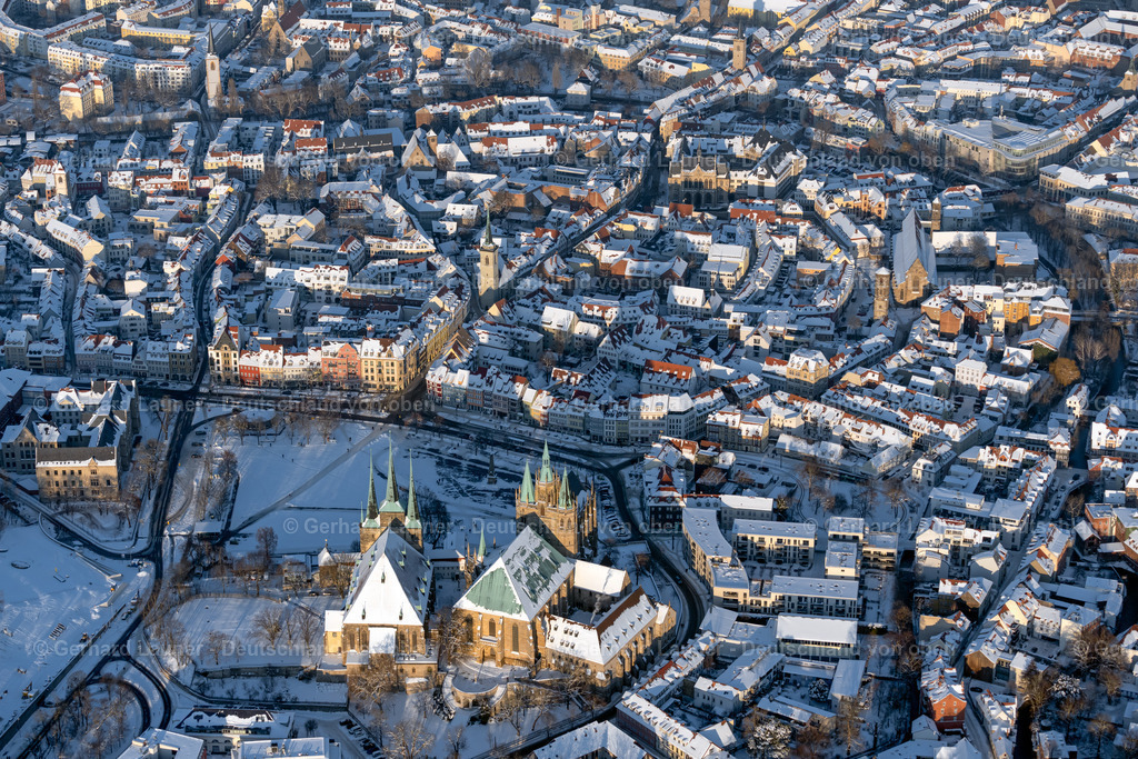 4045064 | ERFURT 14.02.2021 Winterlich schneebedeckte Kirchengebäude des Domes des Erfurter Dom im Ortsteil Altstadt in Erfurt im Bundesland Thüringen, Deutschland. Weiterführende Informationen bei: Kath. Pfarramt Dom St. Marien. // Wintry snowy church building of the cathedral of of Erfurter Dom in the district Altstadt in Erfurt in the state Thuringia, Germany. Further information at: Kath. Pfarramt Dom St. Marien. Foto: Gerhard Launer