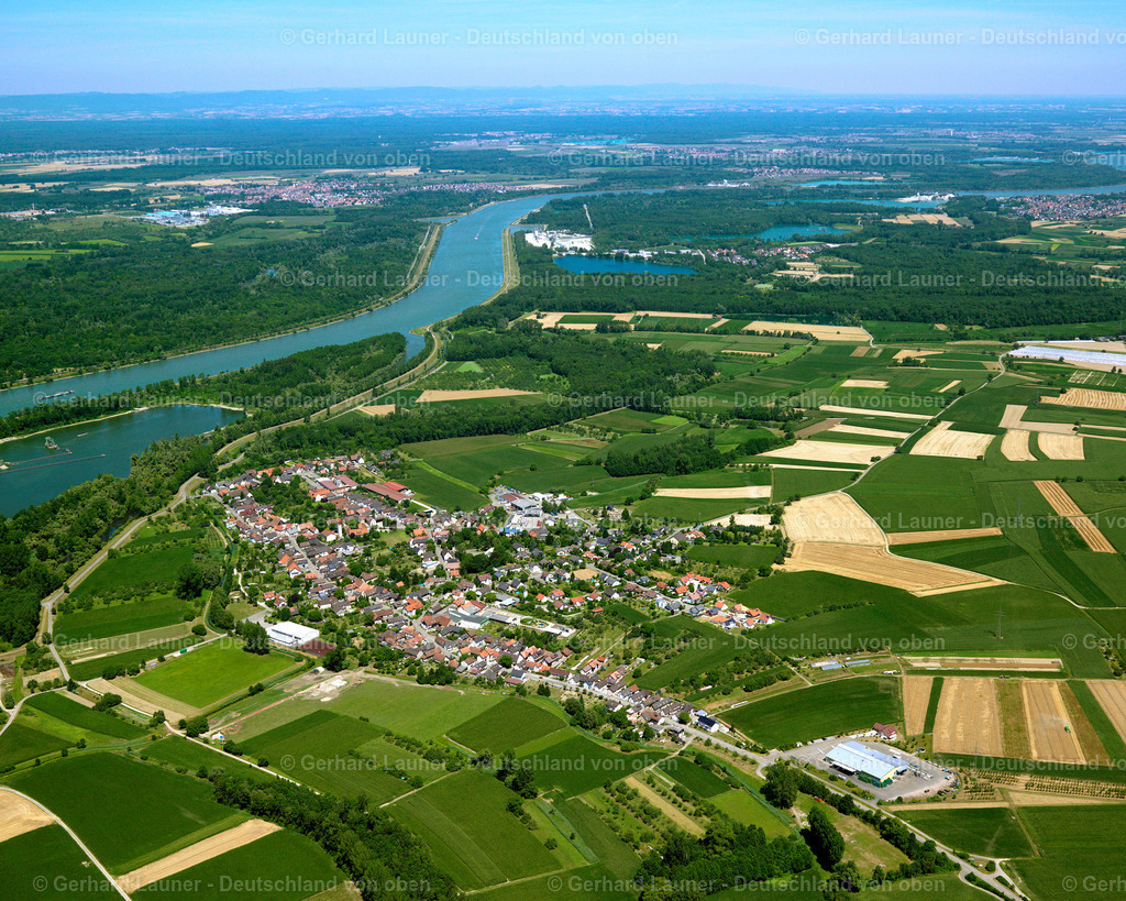 2696154 | HELMLINGEN 18.07.2006 Landwirtschaftliche Nutzflächen und Feldgrenzen  umsäumen das Siedlungsgebiet des Dorfes in Helmlingen im Bundesland Baden-Württemberg, Deutschland // Agricultural land and field boundaries surround the settlement area of the village  in Helmlingen in the state Baden-Wuerttemberg, Germany Foto: Gerhard Launer