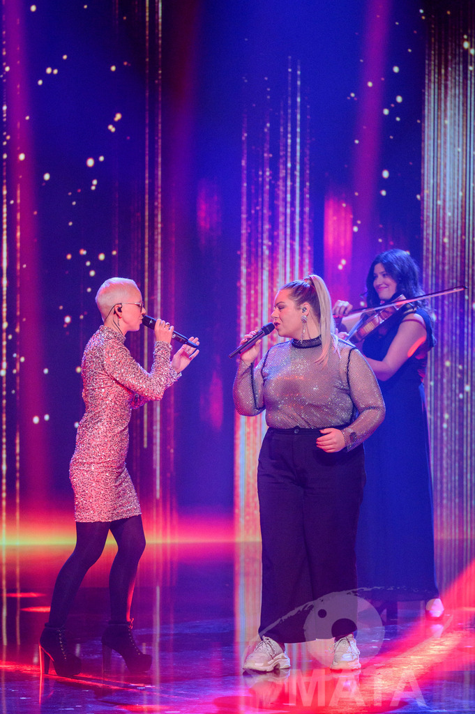 _DWI6168 | Stefanie Heinzmann, Lesli Jost und Take Over Ensemble bei '30 Jahre Sternstunden-Gala 2023' in der Frankenhalle. Nürnberg, 15.12.2023 - Realisiert mit Pictrs.com