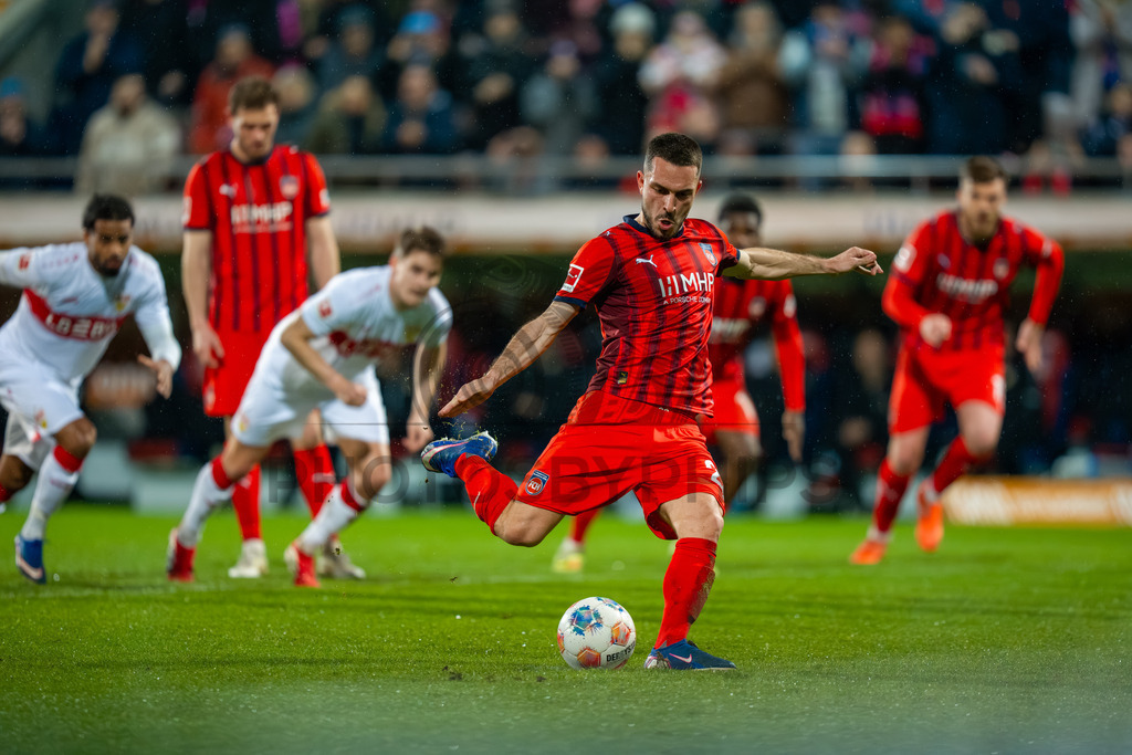 1. FC Heidenheim vs. VfB Stuttgart, Fussball, 1. Bundesliga, 23. Spieltag, Saison 2025/2026, 22.02.2026 | Arijon Ibrahimovic (1. FC Heidenheim 1846, #22),1. FC Heidenheim vs. VfB Stuttgart, Fussball, 1. Bundesliga, 23. Spieltag, Saison 2025/2026, 22.02.2026Foto: photosbyphips/Philip Ziegler