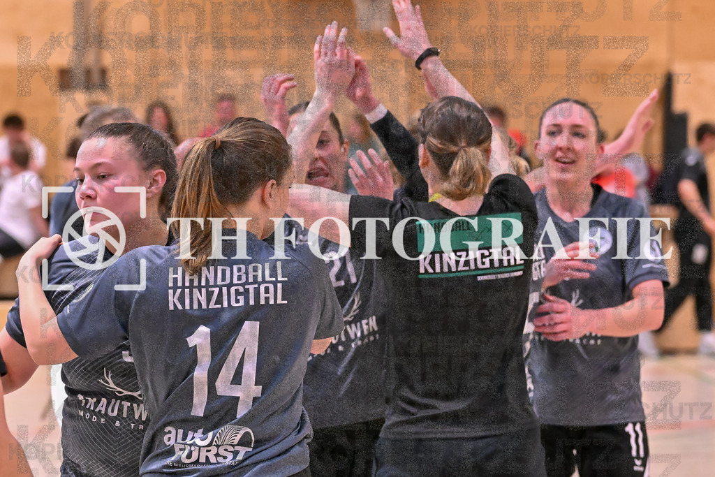GER, SG Maulburg/Steinen - HB Kinzigtal, Handball, Suedbadenliga, 22. Spieltag, Saison 2023/2024, 27.04.2024 | Team HB Kinzigtal siegt und ist voller Freude. 

GER, SG Maulburg/Steinen - HB Kinzigtal, Handball, Suedbadenliga, 22. Spieltag, Saison 2023/2024, 27.04.2024

Foto: TH Fotografie/Thomas Hess