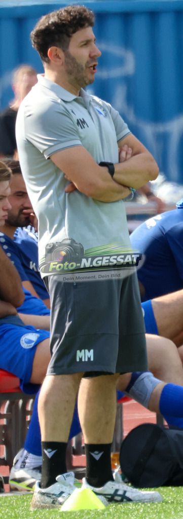 TuS Bardüttingdorf - TuRa Löhne | Auf dem Bild zu sehen: blau SV Löhne-Obernbeck Trainer: Maurizio Massanova  SV Löhne-Obernbeck, SG FA Herringhausen/Eickum, Saison 26/27, Fistelmann SuperCup - Realisiert mit Pictrs.com