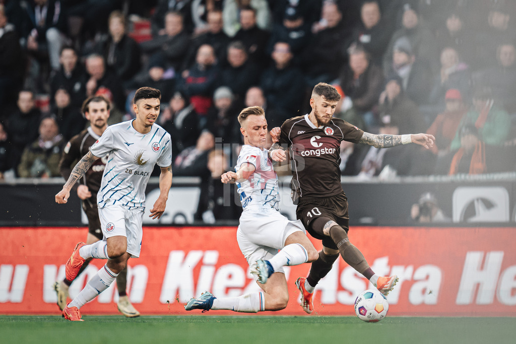 Fußball | Männer | Saison 2023/2024 | 2. Fußball-Bundesliga | 31. Spieltag | FC St. Pauli vs. FC Hansa Rostock | 26.04.2024 | v.l. Jasper van der Werff (#22, FC Hansa Rostock) bremst Marcel Hartel (#10, FC St. Pauli)