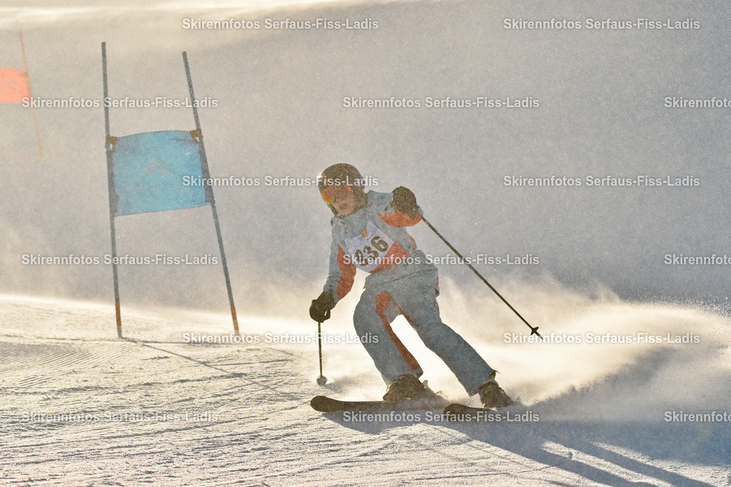 SRF_25.12.2025_0362 | Skirennfotos,Serfaus,Fiss,Ladis,Kinderskirennen,Winter,Tirol,Oberland,skirace,SFL,feelfree,weil wir's genießen,ski,Ski,skifahren,Sonnenplateau, - Realisiert mit Pictrs.com