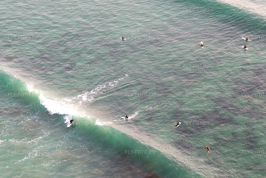 Vue aérienne: Surfeurs devant la plage la Torche-Tronoën à Saint-Jean-Trolimon dans le département Finistère, France. Photo: IMG_132577.jpg prise le 17/06/2022 par Werner Riehm/FLY-FOTO.eu – Résolution de l'original: 4133 x 2755 px
