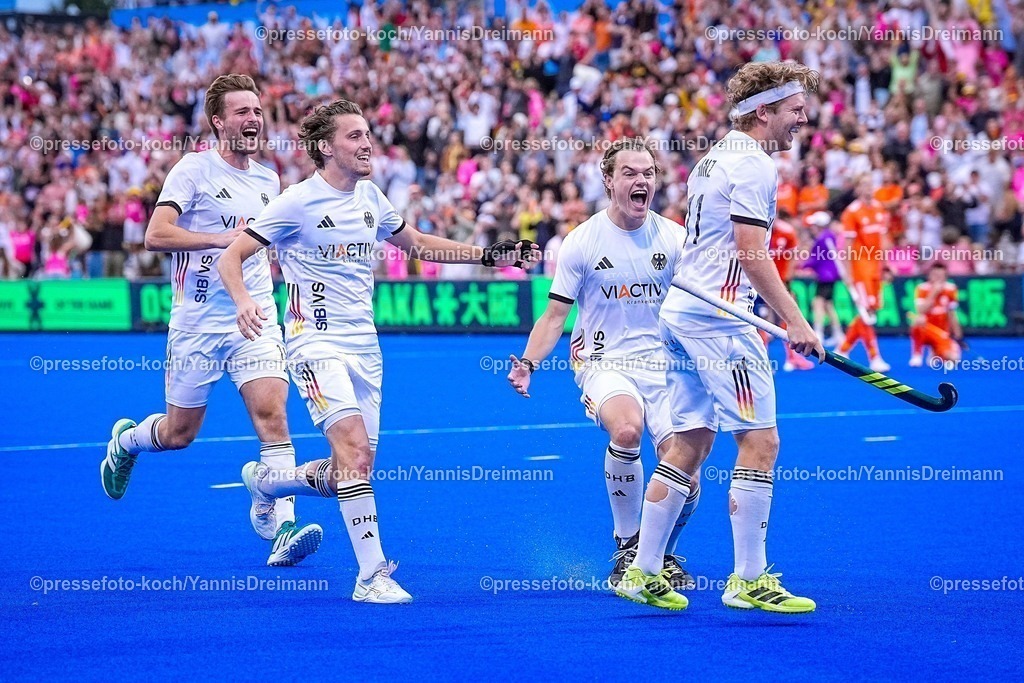 xydrx16082509002 | 16.08.2025, xydrx, Herren EuroHockey Championship 2025, Finale, Niederlande - Deutschland, Sparkassenpark Mönchengladbach: Thies Prinz (GER #11) Michel Struthoff (GER #21) Johannes Große (GER #10) Justus Weigand (GER #19) bejubeln den Sieg im Finale