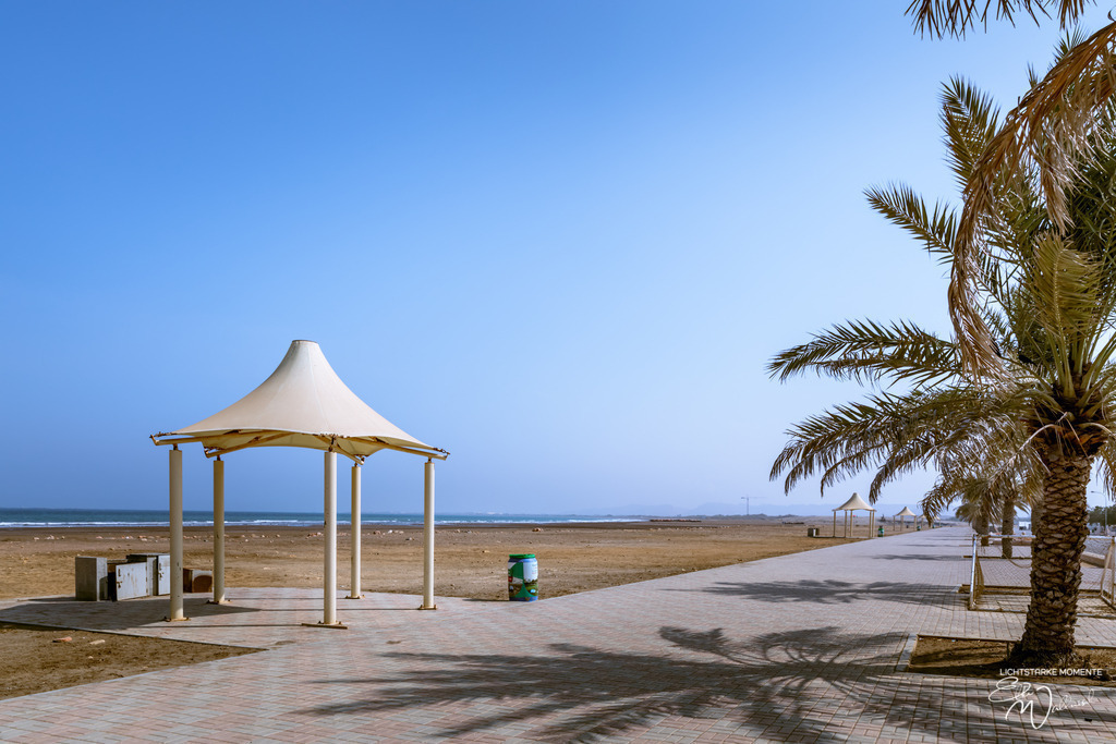 Strandpromenade Quriyat, Oman | Herzlich willkommen auf meiner Seite! Ich bin Elke Wallnisch, Deine Fotografin für lichtstarke Momente. Der Name steht für alles, was mich mit der Fotografie verbindet: Das Licht und seine machtvolle Wirkung auf eine Situation oder unsere Stimmung - Realisiert mit Pictrs.com