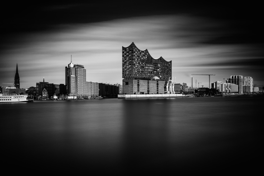 2024_01_28_HH-STAGE THEATER_MCP5972 sw_01 | Hochwertig gedruckte Fotografien für die Wand, als Kalender und zum Verschenken. Hamburg & Norddeutschland und überall wo ich mit der Kamera unterwegs war.