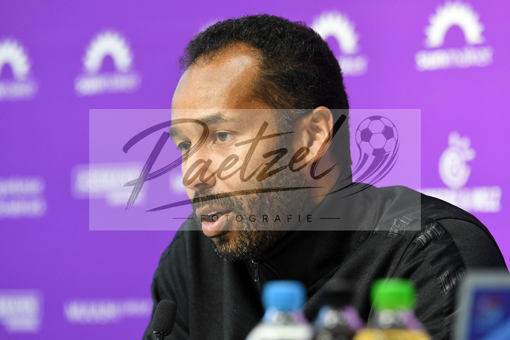 20200127_PKOSNA_0013 | Fußball, Herren: Trainer Daniel Thioune (VfL Osnabrück) schaut bei der Pressekonferenz des VfL Osnabrück am 27.01.2020 im Stadion an der Bremer Brücke in Osnabrück, Deutschland.(Foto von Nico Paetzel) - Realisiert mit Pictrs.com