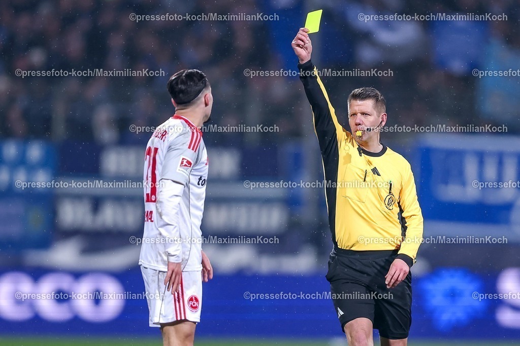 BOC20022601055 | 20.02.2026, Fußball, VfL Bochum - 1. FC Nürnberg, 2. Fußball Bundesliga, 23. Spieltag, Vonovia Ruhrstadion, Saison 2025 2026: Schiedsrichter Patrick Ittrich zeigt Gelbe Karte für Berkay Yilmaz&nbsp;(1FC Nuernberg #21)  DFB regulations prohibit any use of photographs as image sequences and or quasi-video.