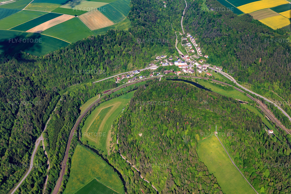 Luftbild: Neckarschleife von Osten im Ortsteil Talhausen in Epfendorf im Bundesland Baden-Württemberg in Deutschland. Foto: IMG_114513.jpg vom 30.05.2019 durch Werner Riehm/FLY-FOTO.de