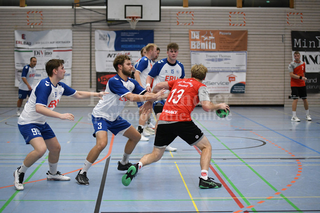 HC Deggendorf :  TSV Rottenburg  | mussten viel Abwehrarbeit leisten: v.l. Marcel  Meiser  (HC Deggendorf  #99); Laurin Roth (HC Deggendorf #3); Jonas  Heuer  (HC Deggendorf  #15) - Realisiert mit Pictrs.com