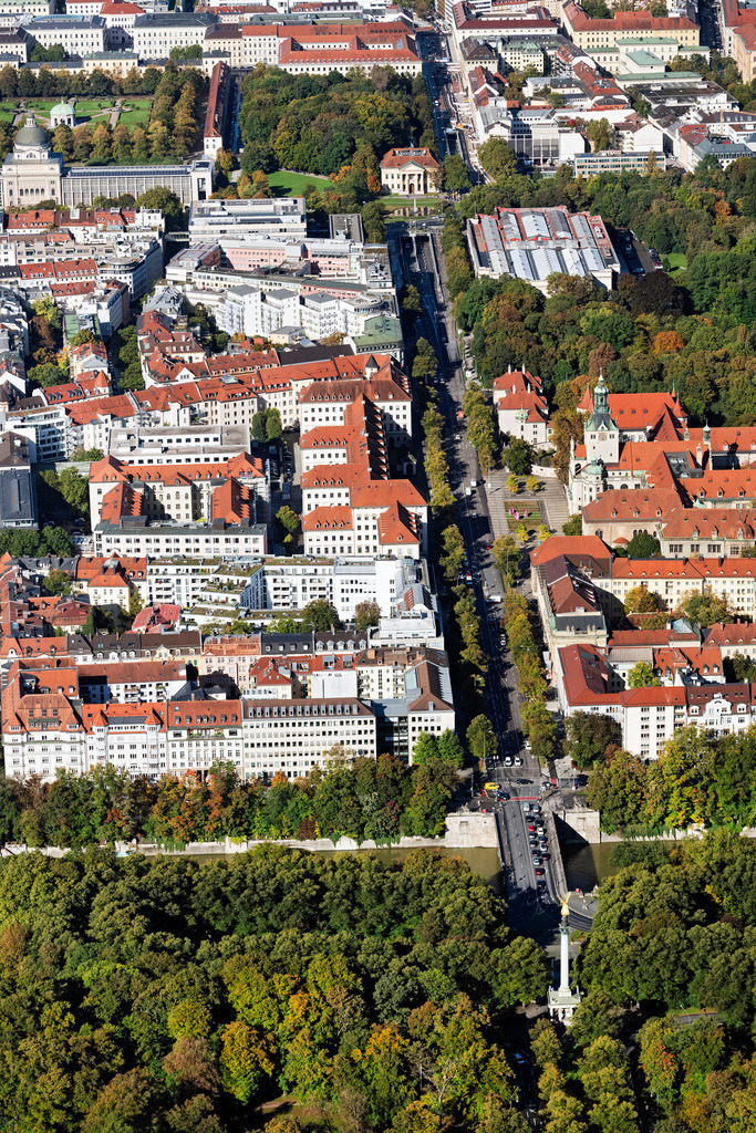 dr__0054090.jpg | MüNCHEN 07.10.2024 Verlauf der Straßenführung ab dem Friedensengel entlang der Prinzregentenstr Richtung Innenstadt an der Prinzregentenstraße in München im Bundesland Bayern, Deutschland. // Street - road guidance ab dem Friedensengel along the Prinzregentenstr Richtung Innenstadt on street Prinzregentenstrasse in Munich in the state Bavaria, Germany. Foto: Daniel Reiter