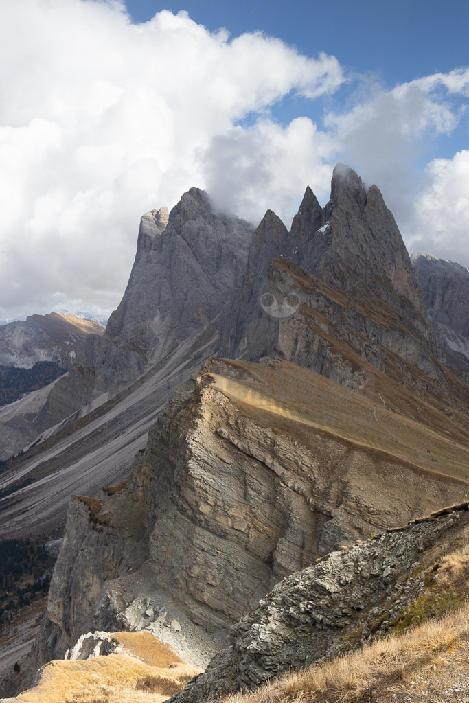 20221012122327 | 
Die Geislergruppe wird im Süden von Gröden, im Norden von Villnöß und im Westen vom Eisacktal begrenzt. Im Osten stellt die Roa-Scharte (ladinisch Furcela dla Roa) den Übergang zur Puezgruppe dar, von der sie weiters durch den Cislesbach getrennt und mit der sie oft als Puez-Geisler-Gruppe zusammengefasst wird. - Realisiert mit Pictrs.com