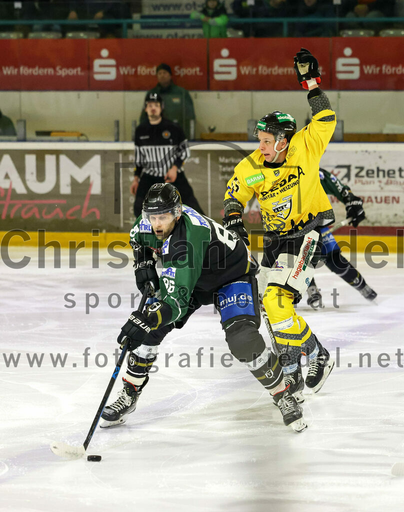 2023-02-10_085_TSV_Erding_gegen_ERSC_Amberg | Erding, Deutschland, 10.02.2023:
Eishockey, Bayernliga Meisterrunde Gruppe B 2022 / 2023, 3. Spieltag, TSV Erding gegen ERSC Amberg, Endergebnis: 6:3

Michael Trox (Erding Gladiators, #86), Felix Köbele (ERSC Amberg, #25)

Foto: Christian Riedel / fotografie-riedel.net