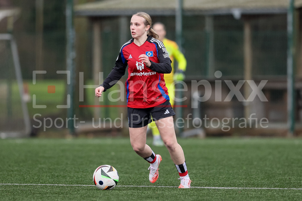 Fussball, Testspiel Frauen, Hamburger SV - 1. FFC Turbine Potsdam | v.li.: Jonna Wrede (Hamburger SV, 26) am Ball, Einzelbild, Ganzkörper, Aktion, Action, Spielszene