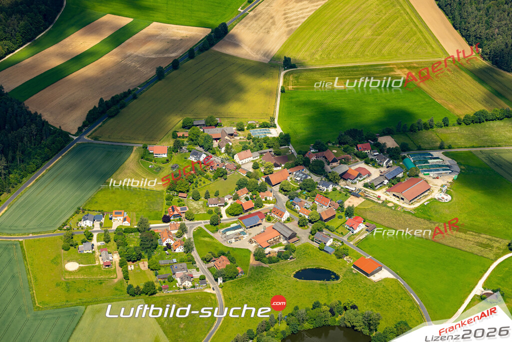 Das Luftbild zeigt : Wolfsfeld Kastl - Die Luftaufnahme wurde 2024 vom UL-Flugzeug aus erstellt ( keine Drohne ) - Hochauflösende Luftaufnahme - Für grossformatige Ausdrucke geeignet. Die Geschenkidee !Mit Lizenz und Bildrechte bestellbar