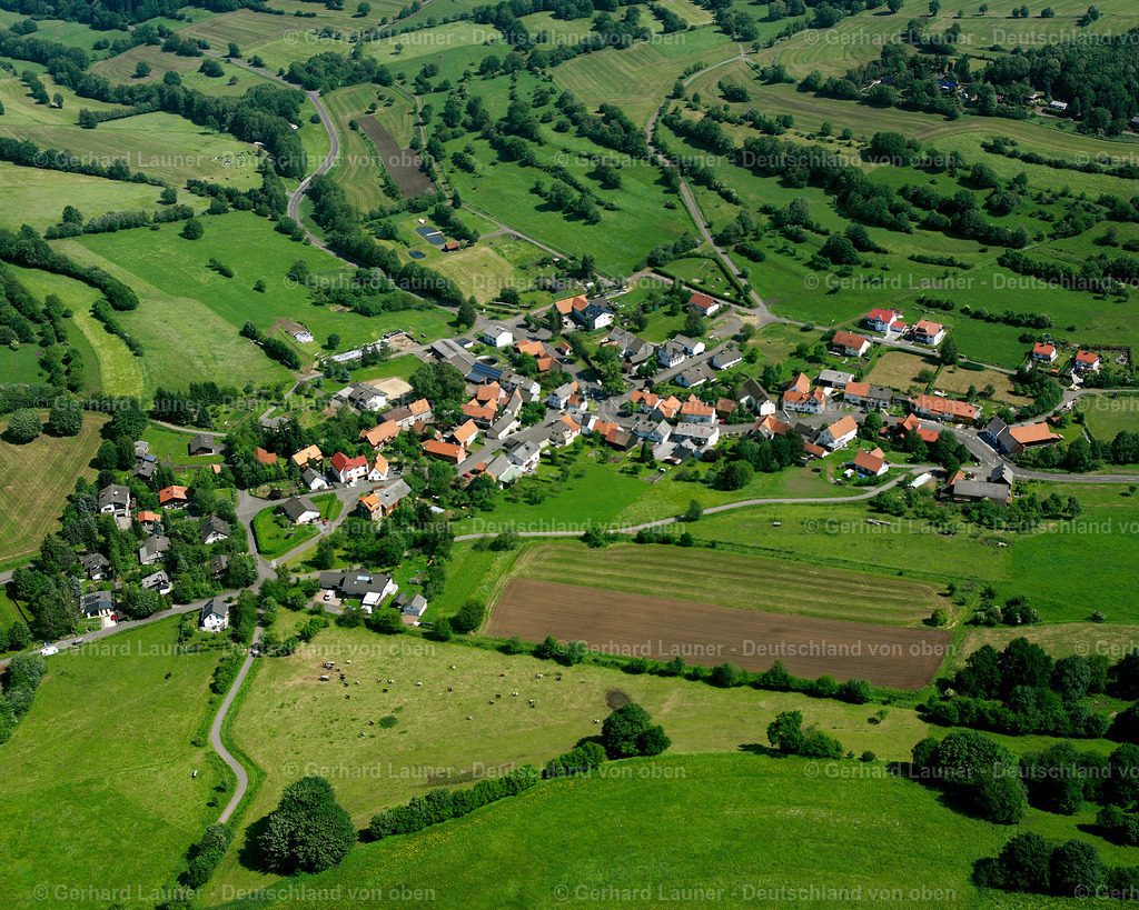 2626022 | KöLZENHAIN 09.06.2006 Landwirtschaftliche Nutzflächen und Feldgrenzen  umsäumen das Siedlungsgebiet des Dorfes in Kölzenhain im Bundesland Hessen, Deutschland // Agricultural land and field boundaries surround the settlement area of the village  in Kölzenhain in the state Hesse, Germany Foto: Gerhard Launer