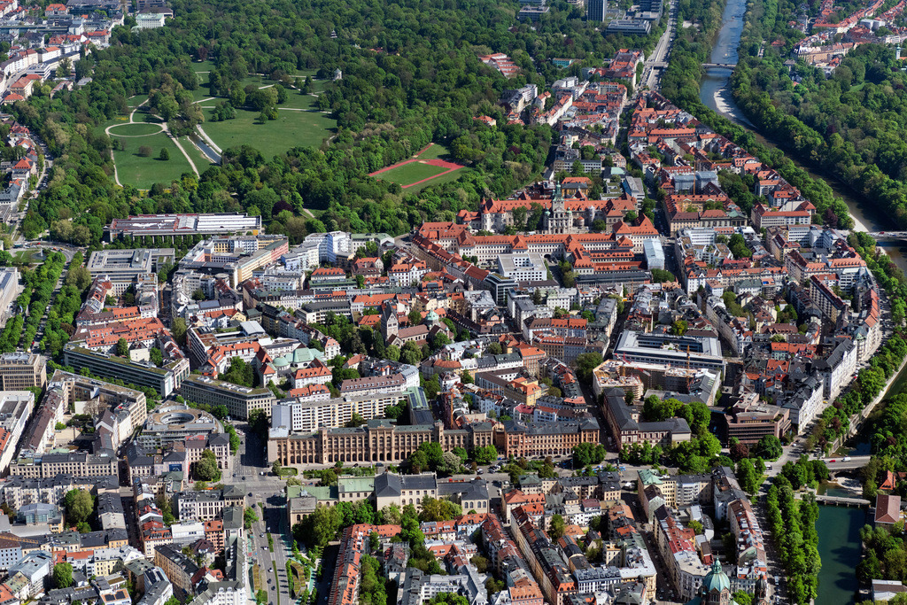 dr__0063175.jpg | MüNCHEN 29.04.2025 Innenstadtbereich im Stadtgebiet Altstadt-Lehel an der Alexandrastraße, Prinzregentenstraße in München im Bundesland Bayern, Deutschland. // Cityscape of the district Altstadt-Lehel on street Alexandrastrasse, Prinzregentenstrasse in Munich in the state Bavaria, Germany. Foto: Daniel Reiter