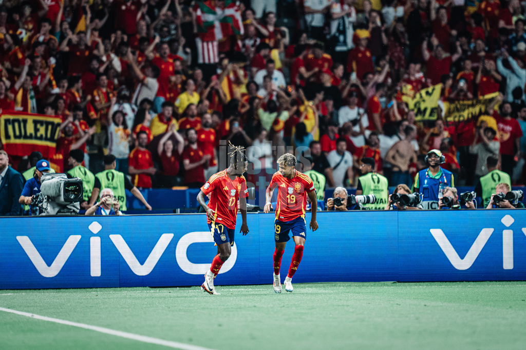 Fußball | Herren | UEFA-Fußball-Europameisterschaft 2024 | Finale | Spanien vs. England | 14.07.2024 | v.l. Nico Williams (#17, Spanien) und Lamine Yamal (#19, Spanien) jubeln nach dem Tor
