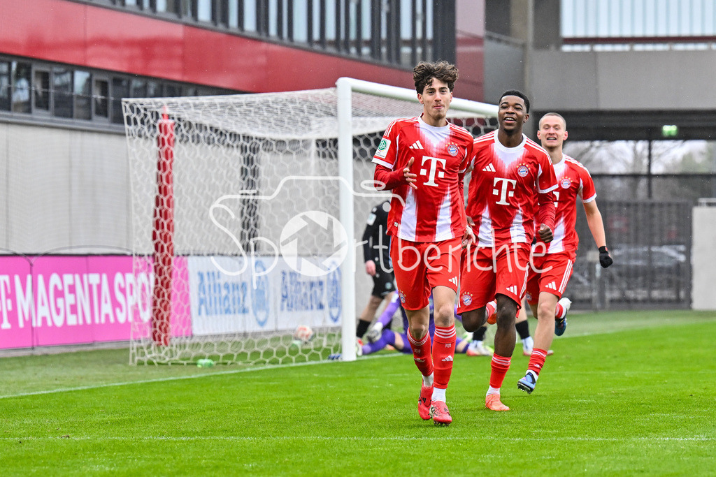 FC Bayern München - Hannover 96 | MUNICH, GERMANY - 15. FEBRUARY: Jubel der Bayern nach dem Treffer zum 1-0 durch David DAIBER (FC Bayern München 6) / Tor / Torschuetze / Freude / Happy während dem Spiel zwischen der U19 des FC Bayern München und der U19 von Hannover 96 am 2. Spieltag der Hauptrunde der U19-DFB-Nachwuchsliga am FC Bayern Campus