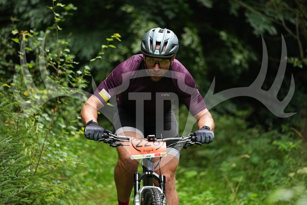 FC109875 | Fotogalerie der Treibjagd im Dunkelwald - Dein MTB Etappenrennen im Erzgebirge - Realisiert mit Pictrs.com