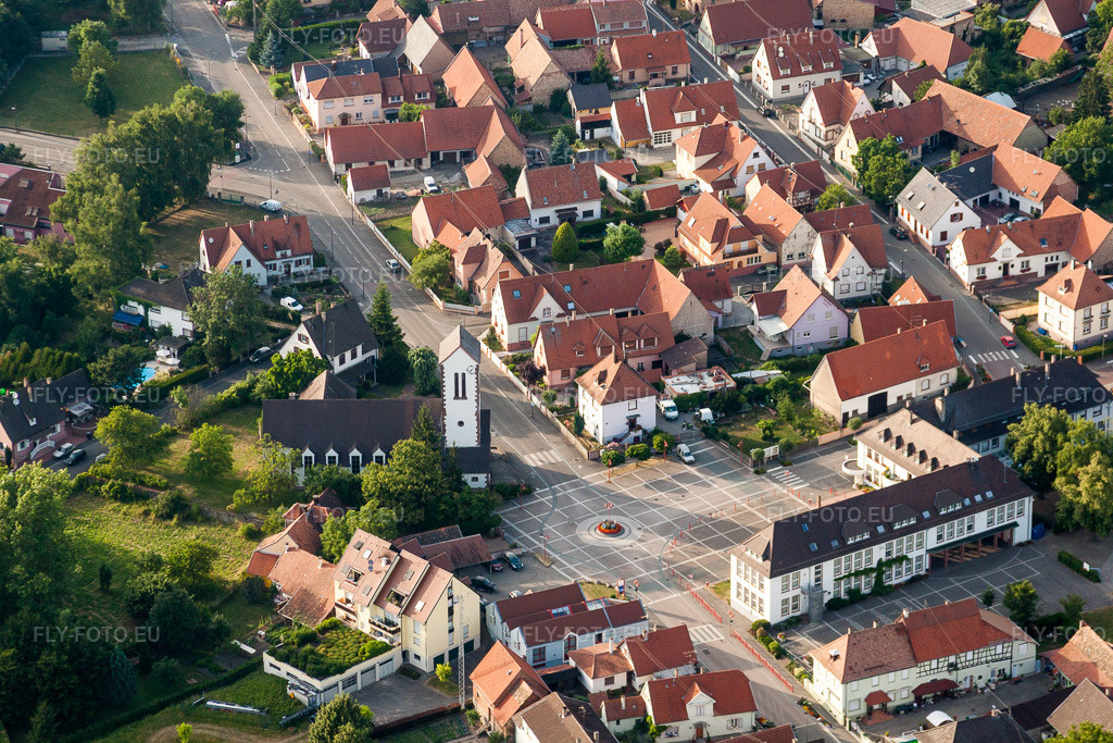 Vue aérienne: Église au centre du village à Oberhoffen-sur-Moder dans le département Bas Rhin, France. Photo: IMG_30449.jpg prise le 09/07/2010 par Werner Riehm/FLY-FOTO.eu – Résolution de l'original: 4752 x 3168 px