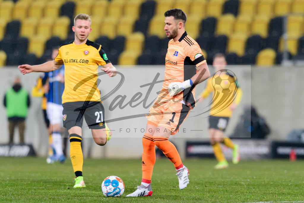 SGDHSV20220114_021 | Fussball, Herren: Torwart Daniel Heuer Fernandes (Hamburger SV) in Aktion, am Ball, Einzelaktion bei dem Spiel der 2. Bundesliga zwischen SG Dynamo Dresden und Hamburger SV im Rudolf-Harbig-Stadion am 14.01.2022 in Dresden, Deutschland.DFB / DFL REGULATIONS PROHIBIT ANY USE OF PHOTOGRAPHS AS IMAGE SEQUENCES AND/OR QUASI-VIDEO. - Realisiert mit Pictrs.com