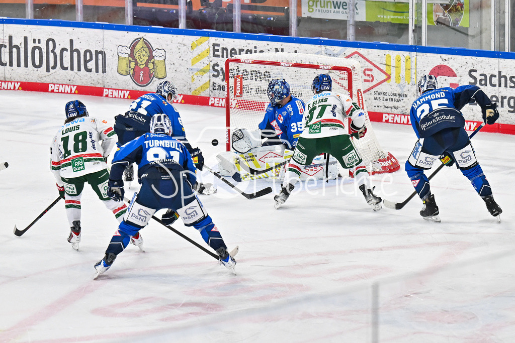 Dresdener Eislöwen - Augsburger Panther | in dieser Szene scheitert Florian ELIAS (Augsburger Panther 67) / Sein Schuss geht vorbei / DEL: Dresdener Eislöwen - Augsburger Panther; Joynext-Arena am 05.10.2025