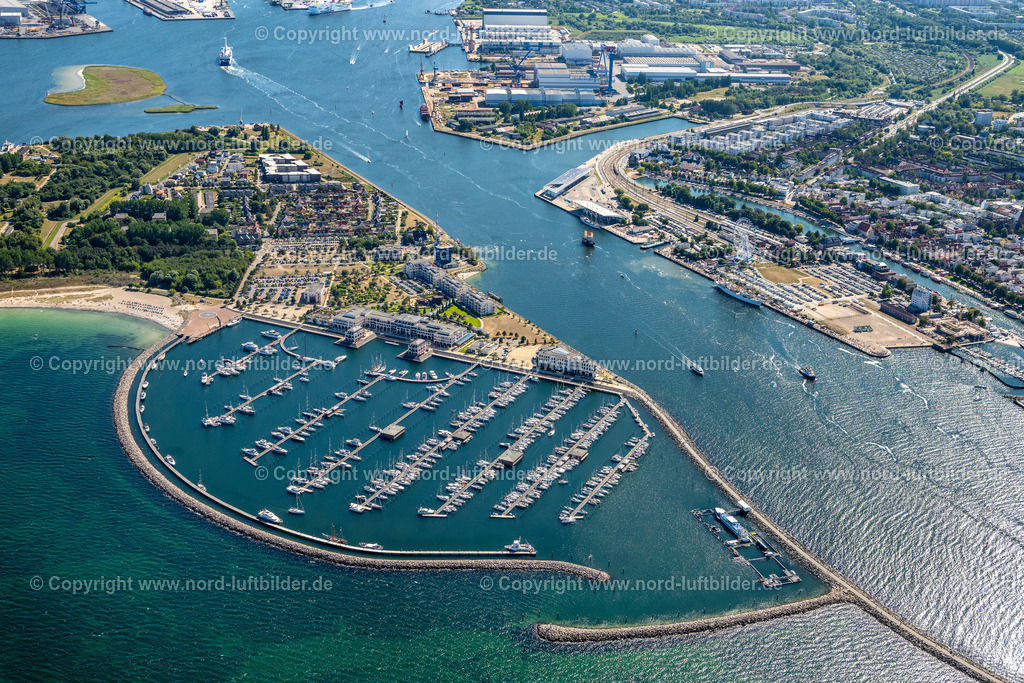 Warnemünde_Segelhafen_Hohe_Duene_ELS_8904100822 | ROSTOCK 10.08.2022 Segelhafen Yachthafenresidenz Hohe Düne in Rostock Warnemünde im Bundesland Mecklenburg-Vorpommern, Deutschland. // Complex of buildings of the hotel arrangement Yacht harbour residence high dune in Rostock Warnemuende in the federal state Mecklenburg-West Pomerania, Germany. Foto: Martin Elsen
