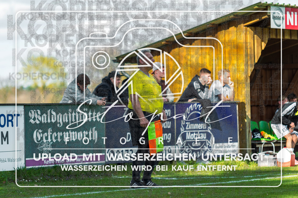 FGFS-LEN-1000 | Peter Paech (Schiedsrichterassistent) beim Herren Kreisliga HK Spiel zwischen FG Fulde-Stellichte und Eintracht Leinetal im Fulder Zentralstadion, Fulde (Simon Paul Stopat) - Realisiert mit Pictrs.com