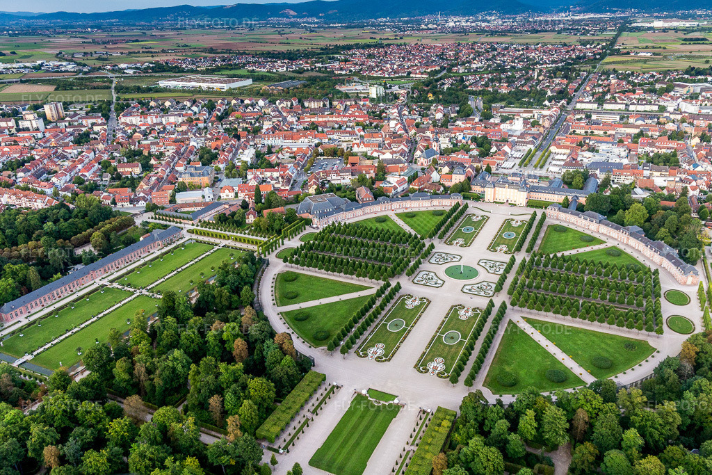 Luftbild: Schloßpark von Schloß Schwetzingen Mittelbau und Arionbrunnen in Schwetzingen im Bundesland Baden-Württemberg in Deutschland. Foto: IMG_102613.jpg vom 24.08.2017 durch Werner Riehm/FLY-FOTO.de