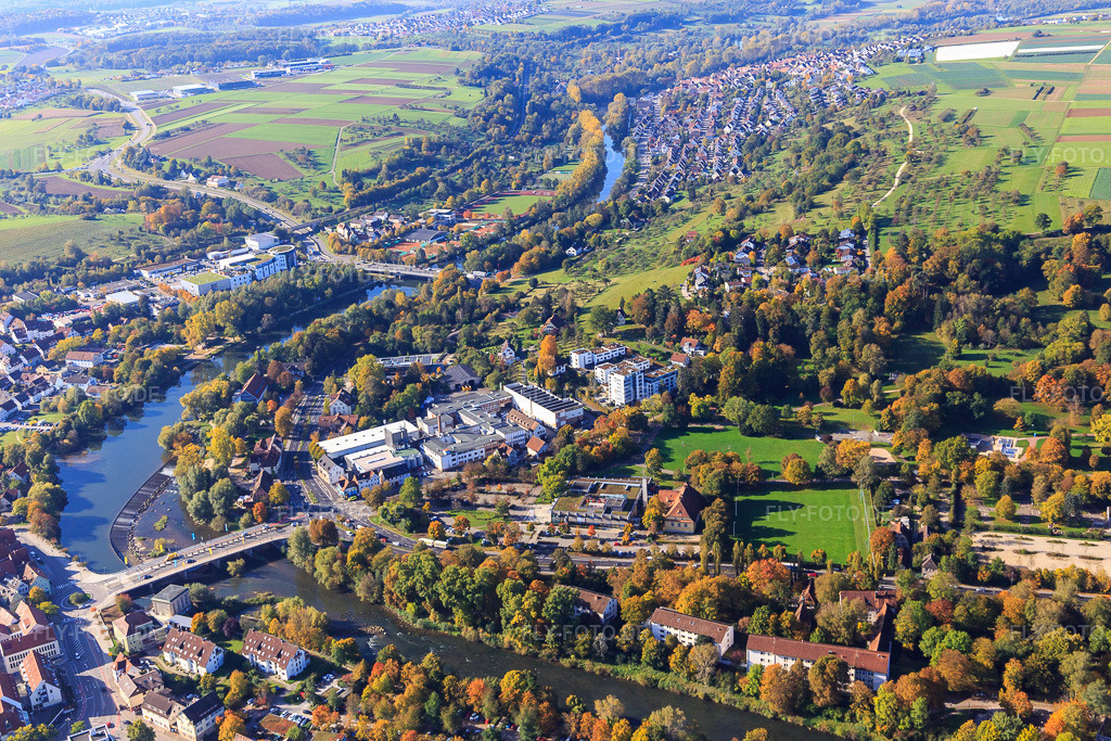 Luftbild: Verlauf des Neckars mit NEVEON Nürtingen GmbH, Jobcenter Landkreis Esslingen an der Neckarbrücke in Nürtingen im Bundesland Baden-Württemberg in Deutschland.Foto: IMG_119212.jpg vom 14.10.2019 durch Werner Riehm/FLY-FOTO.deThe Future of Foam | NEVEONWWW.ARBEITSAGENTUR.DE