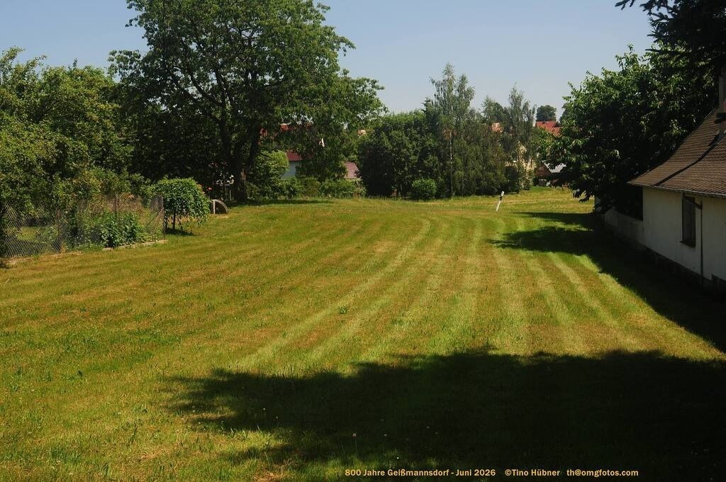 Geißmannsdorf-2026-Ortsbilder-441 | Geißmannsdorf bei Bischofswerda im Sommer 2026. Ein fotografischer Streifzug durch das Dorf Geißmannsdorf, mit Gebäuden, Straßen, Strohpuppen und geschmückten Vorgärten und Grundstücken anlässlich der 800-Jahr-Feier von Geißmannsdorf im Juni 2026 - Realisiert mit Pictrs.com