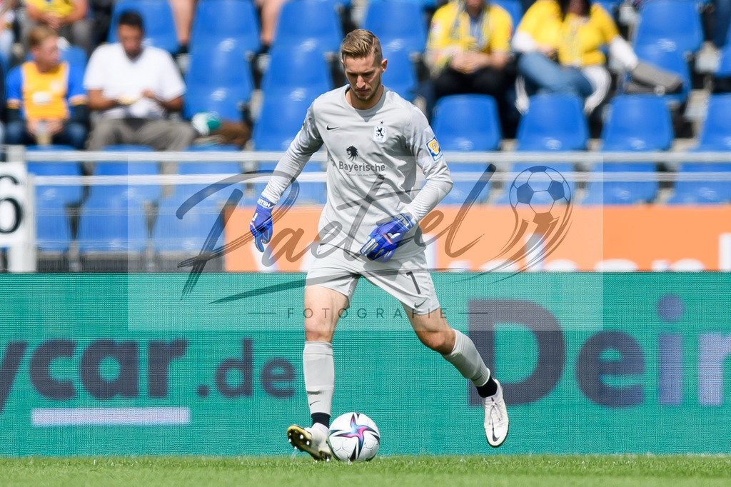 EBSTSV20210828_115 | Fussball, Herren: Torwart Marco Hiller (TSV 1860 Muenchen) in Aktion, am Ball, Einzelaktion beim Spiel der 3. Liga zwischen Eintracht Braunschweig und TSV 1860 Muenchen im Eintracht-Stadion am 28.08.2021 in Braunschweig, Deutschland.DFB / DFL REGULATIONS PROHIBIT ANY USE OF PHOTOGRAPHS AS IMAGE SEQUENCES AND/OR QUASI-VIDEO. - Realisiert mit Pictrs.com
