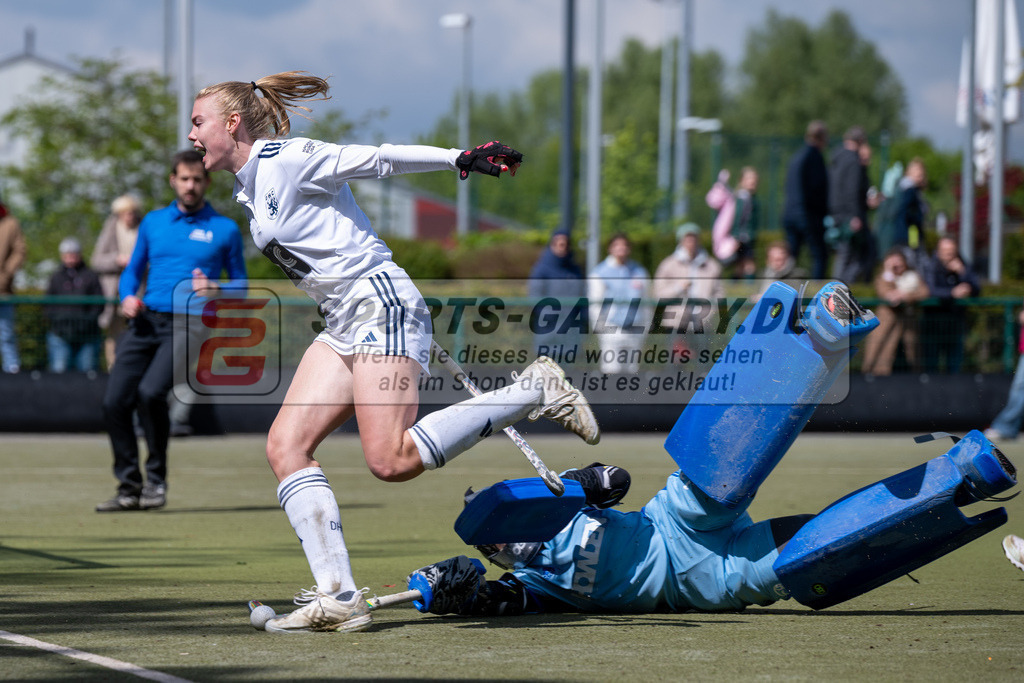 SFE_20240421_0177 | Düsseldorf, Deutschland, 21.04.2024: Selina Müller (Münchener SC), Sophia Schwabe (Düsseldorfer HC) in Aktion waehrend des Spiels der Feldhockey 1. Bundesliga Damen zwischen Düsseldorfer HC - Münchener SC im Düsseldorfer Hockeyclub 1905 e.V. am 21.04.2024 in Düsseldorf, Deutschland. (Foto von Stephan Fehrmann)

Düsseldorf, Germany, 21.04.2024: Selina Müller (Münchener SC), Sophia Schwabe (Düsseldorfer HC) in action during the game of Feldhockey 1. Bundesliga Damen between Düsseldorfer HC - Münchener SC in Düsseldorfer Hockeyclub 1905 e.V. at 21.04.2024 in Düsseldorf, Deutschland. (Foto from Stephan Fehrmann)