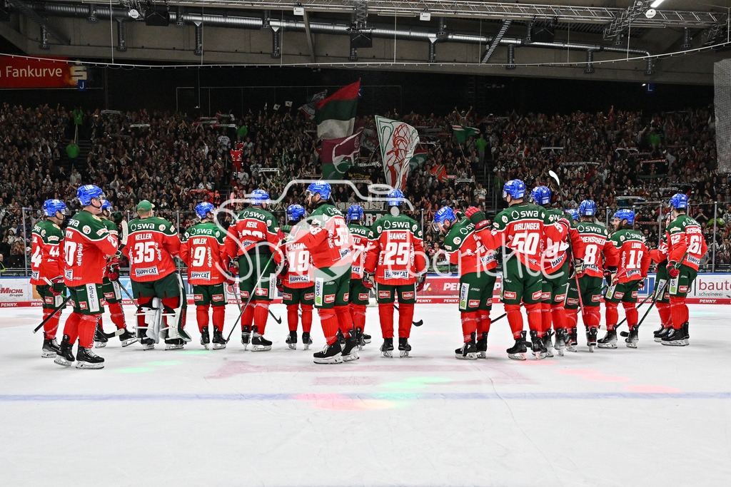 Augsburger Panther - Kölner Haie | Die Augsburger Panther feiern zusammen mit den Fans den Heimsieg gegen die Kolner Haie / DEL: Augsburger Panther - Kölner Haie, Curt Frenzel Stadion am 29.09.2024