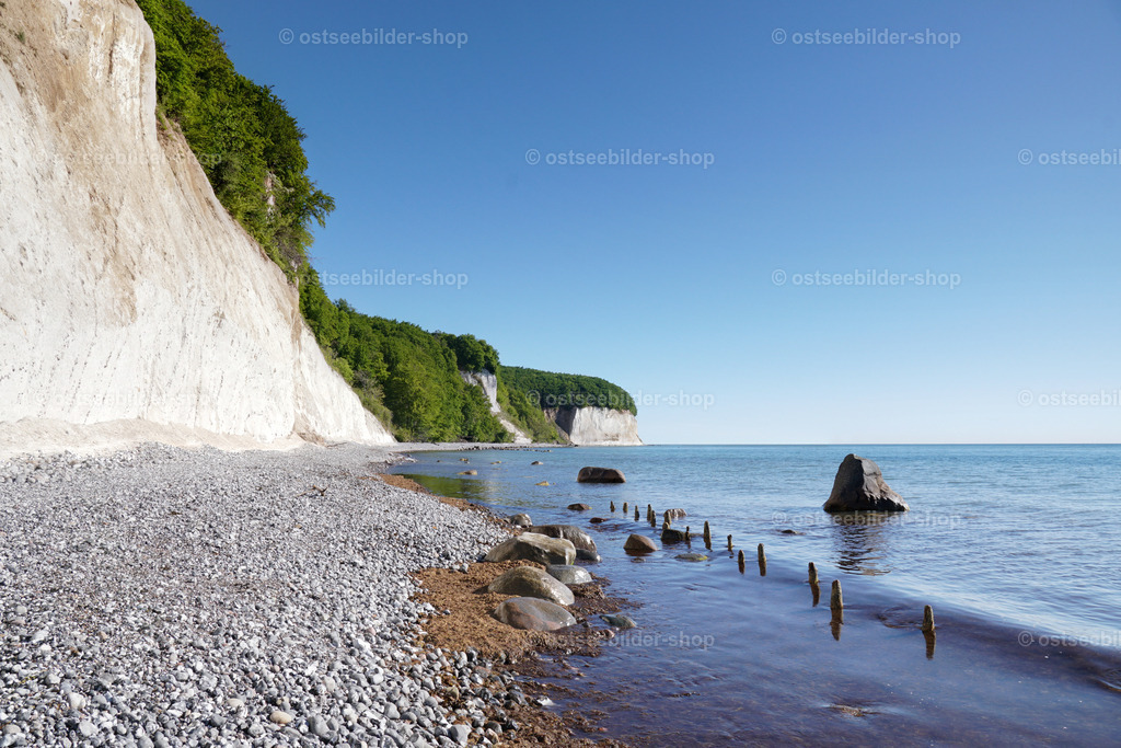Kreideküste bei Sassnitz | Das Hochufer im Nationalpark Jasmund ist Deutschlands schönstes und höchstes Ostseeufer. Die Kreide bildet hier beeindruckende, fast senkrechte Kliffe und markante Vorsprünge.