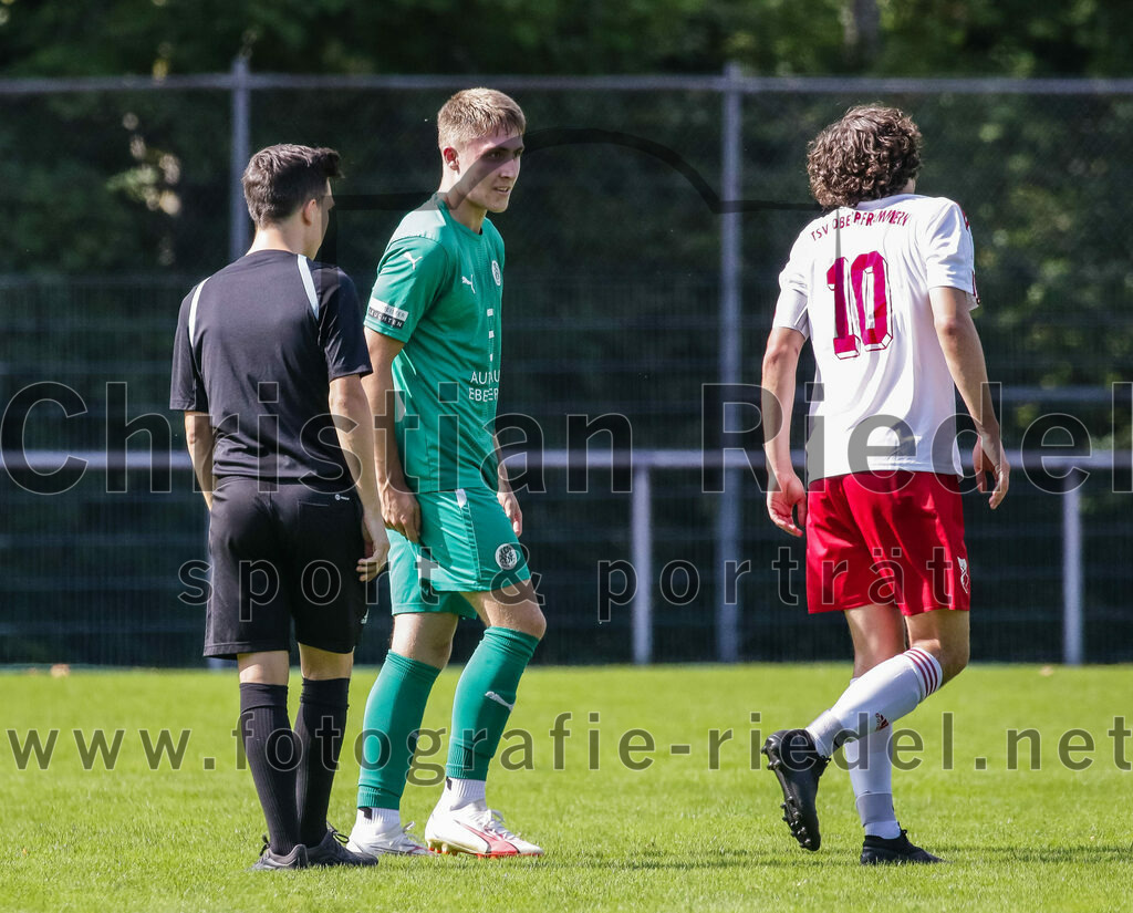 2023-08-26_054_TSV_Ebersberg_gegen_TSV_Oberpframmern | Ebersberg, Deutschland, 26.08.2023:
Fußball, Kreisliga 2023 / 2024, 2. Spieltag, TSV 1877 Ebersberg gegen TSV Oberpframmern, Endergebnis: 5:1

Schiedsrichter Florian Karbjinsky, Thomas Grünwald (TSV 1877 Ebersberg, #3), Felix Kronester (TSV Oberpframmern, #10)

Foto: Christian Riedel / fotografie-riedel.net