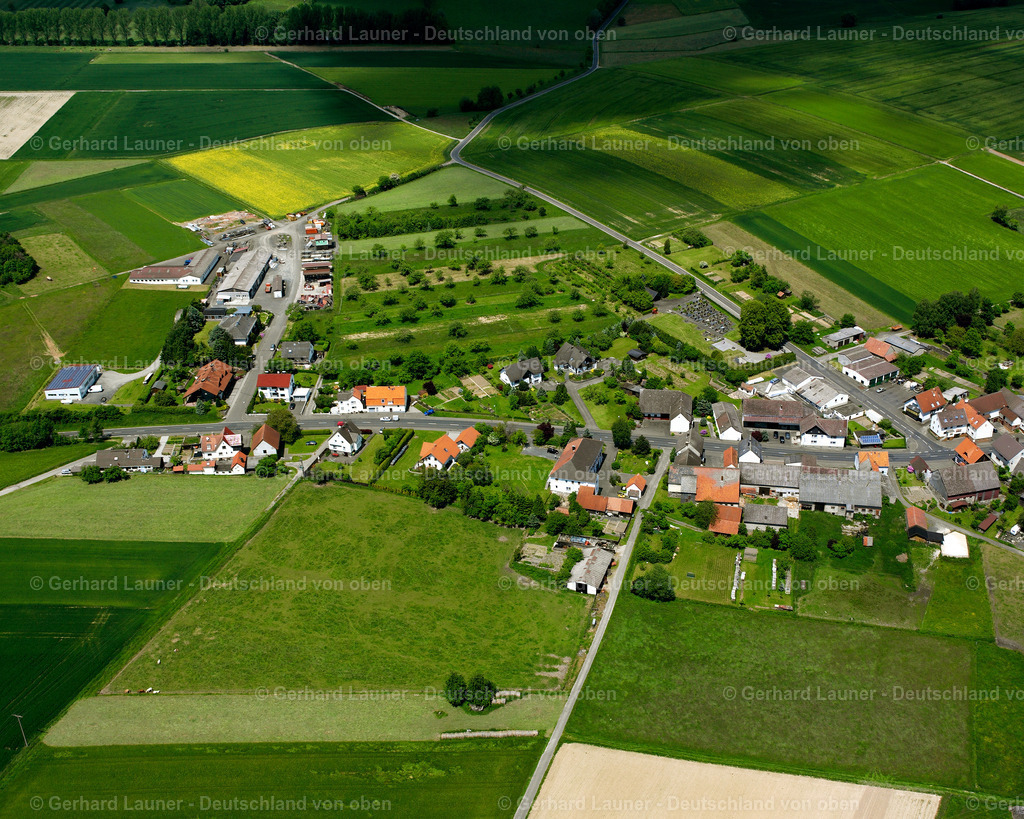 2614157 | APPENROD 09.06.2006 Landwirtschaftliche Nutzflächen und Feldgrenzen  umsäumen das Siedlungsgebiet des Dorfes in Appenrod im Bundesland Hessen, Deutschland // Agricultural land and field boundaries surround the settlement area of the village  in Appenrod in the state Hesse, Germany Foto: Gerhard Launer