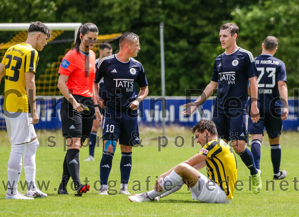 2023-07-29_114_FC_Moosinning_gegen_TuS_Raubling | Moosinning, Deutschland, 29.07.2023:
Fußball, Bezirksliga Oberbayern Ost 2023 / 2024, 1. Spieltag, FC Moosinning gegen TuS Raubling, Endergebnis: 0:7

Benedikt Rösl (FC Moosinning, #23), Schiedsrichter Ariane Fichtl, Alexander Lallinger (TuS Raubling, #10), Christian Reiser (FC Moosinning, #17), Valentin Schoeffel (TuS Raubling, #15)

Foto: Christian Riedel / fotografie-riedel.net