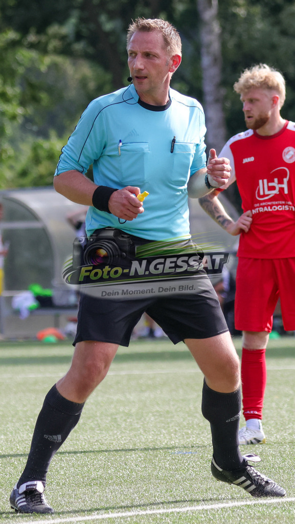 FC RW Kirchlengern - SuS Bad Westernkotten | Auf dem Bild zu sehen: Schiedsrichter: Benno Verhaag FC RW Kirchlengern, SuS Bad Westernkotten, Saison 26/27, Westfalenliga, Kirchlengern, Deutschland - Realisiert mit Pictrs.com