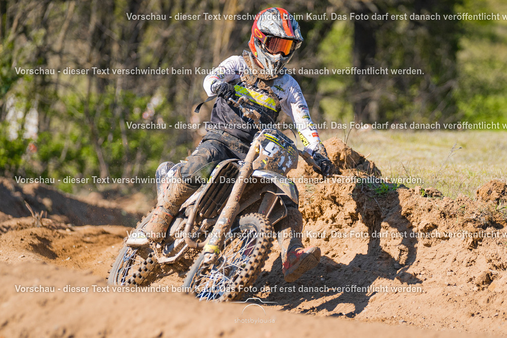 20260501_MCWriezen-4079 | Sportfotografin aus Berlin-Brandenburg mit Fokus auf Motocross. Ich halte deine sportliche Leistung und echte Emotionen auf und neben der Strecke professionell fest. Entdecke die Fotos von deinem Rennen und bestelle sie direkt hier im Shop.