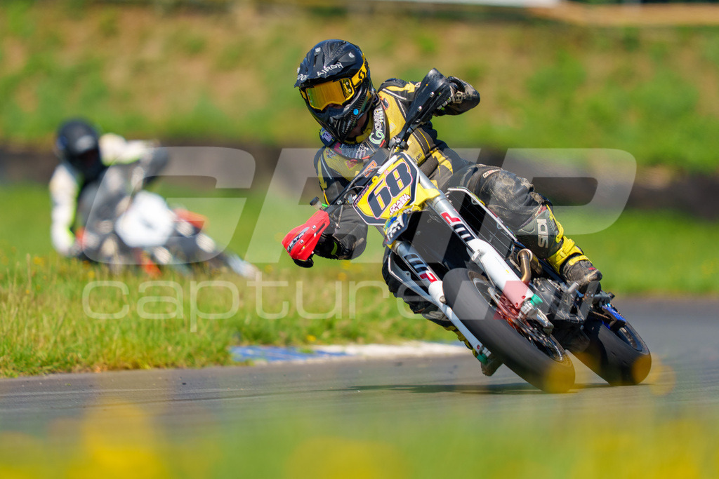 G-Cup + Supermoto Staatsmeisterschaft + Hungarian Supermoto Championship | GRIPcapture steht für authentische Sportfotografie in Österreich – für Momente, die mehr sind als Geschwindigkeit oder Ergebnis. Es geht um Emotion, Spannung, Fokus und den Augenblick, der oft nur einen Wimpernschlag dauert.Ob Motorsport, Teamsport oder 