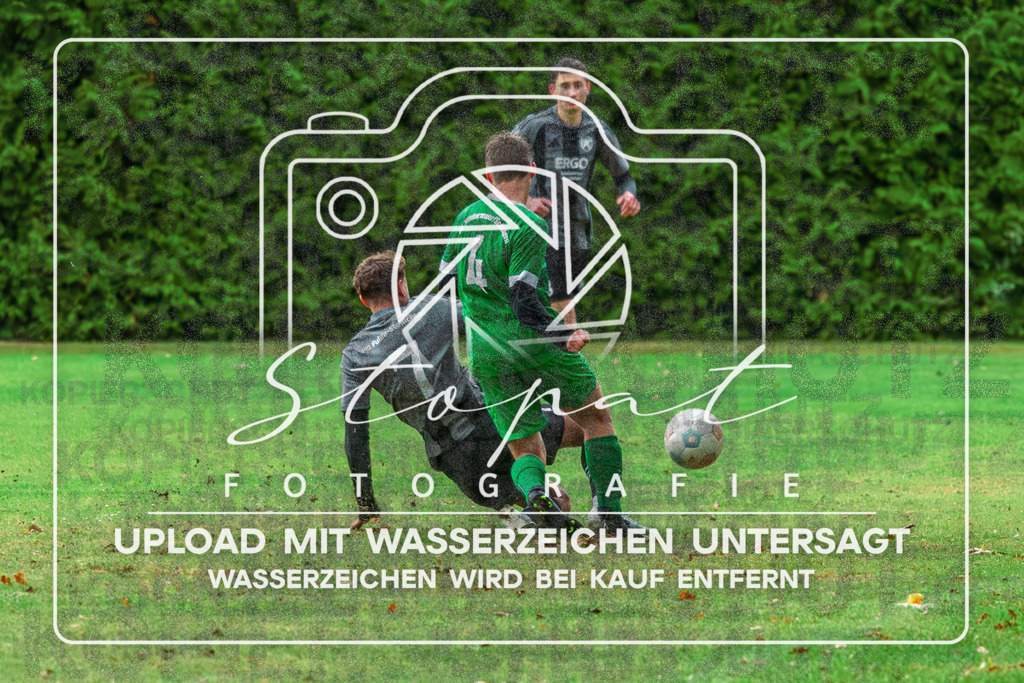 SGWFGFS-1087 | Maximilian Roehrs (SG Wintermoor/Schuelern #04) und Max Peters (FG Fulde-Stellichte #07) beim Herren Kreisliga HK Spiel zwischen SG Schulern/Wintermoor und FG Fulde-Stellichte im Stadion Wintermoor, Schneverdingen (Simon Paul Stopat) - Realisiert mit Pictrs.com