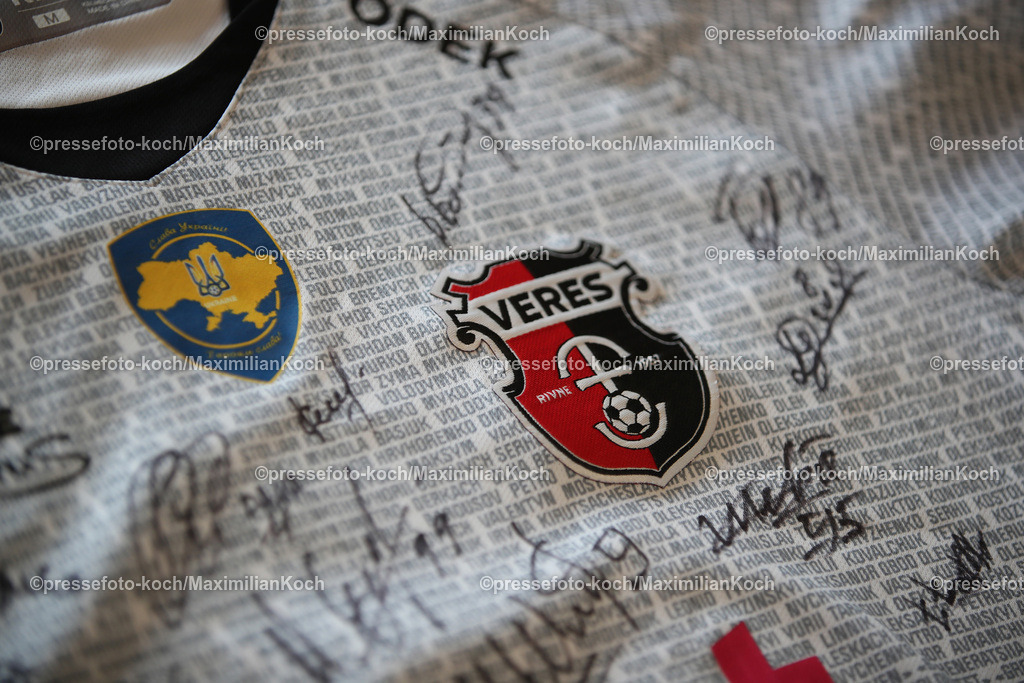 RWE23032402066 | 23.03.2024, Essen, Fußball, Stadion an der Hafenstraße, Testspiel Rot-Weiss Essen – NK Veres Rivne: signiertes Trikot mit Logo