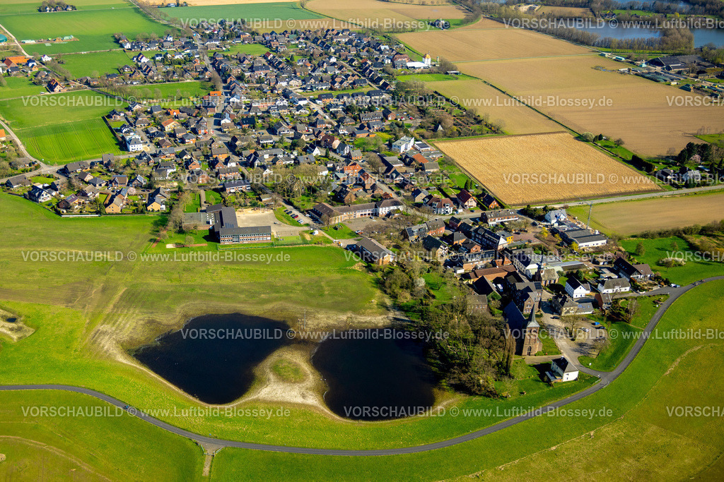 Wesel240311872 | Luftbild, Wohngebiet Ortsansicht Ortsteil Bislich und zwei Teiche, vorne die kath. Kirche St. Johannes und Pastor-Kühnen-Platz, Bislich, Wesel, Nordrhein-Westfalen, Deutschland