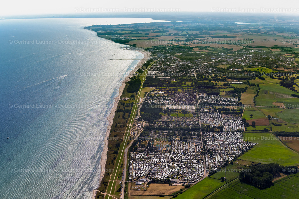 4038020 | Ostseeküste bei Ostseebad   GRöMITZ 07.08.2020 Wohnwagen und Zelte- Campingplatz - und Zeltplatz entlang des Blankwasserweg im Ortsteil Lensterstrand in Grömitz im Bundesland Schleswig-Holstein, Deutschland. // Camping with caravans and tents in the district Lensterstrand in Groemitz in the state Schleswig-Holstein, Germany. Foto: Gerhard Launer